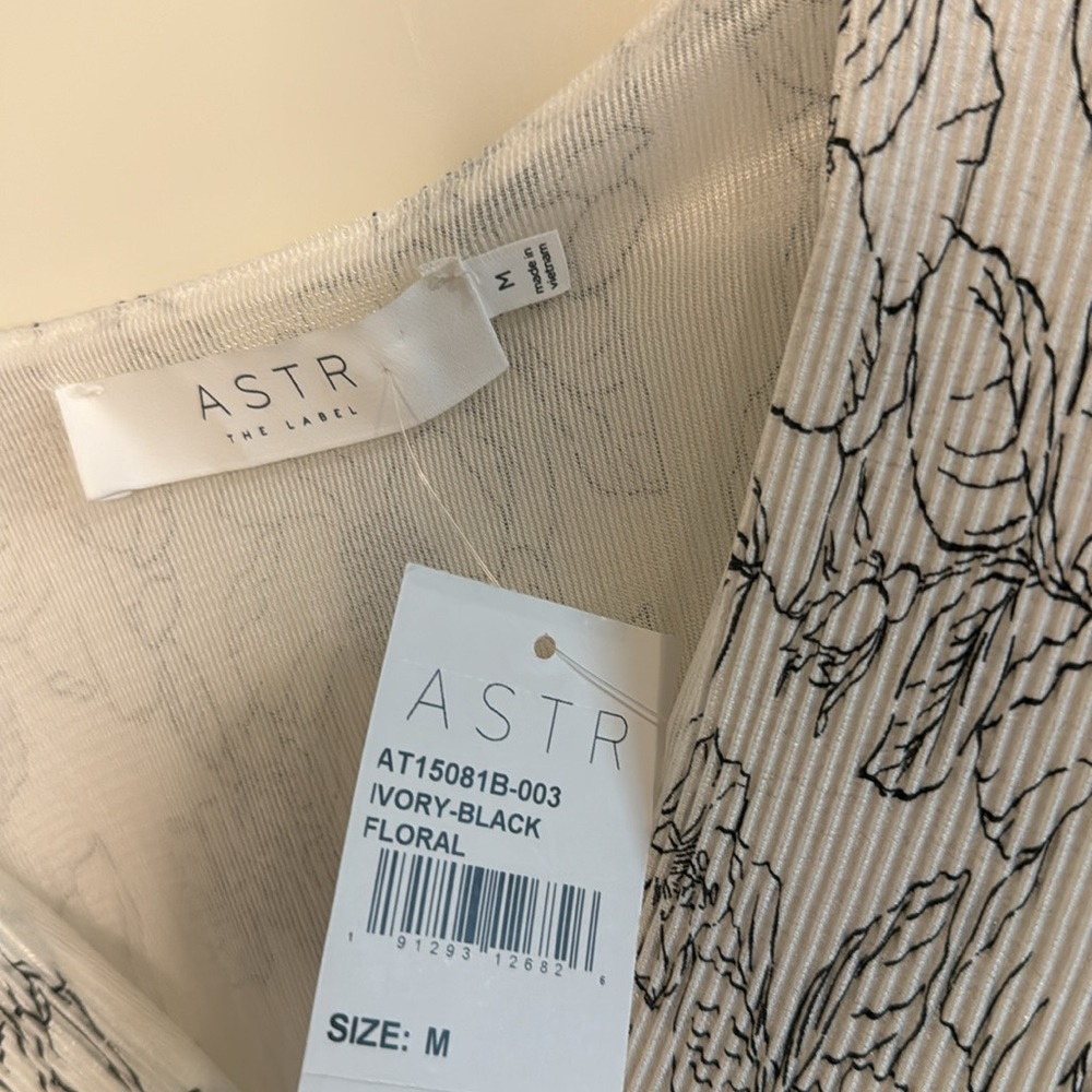 Astr The Label Plisse surplus top Size M NWT - Picture 8 of 11